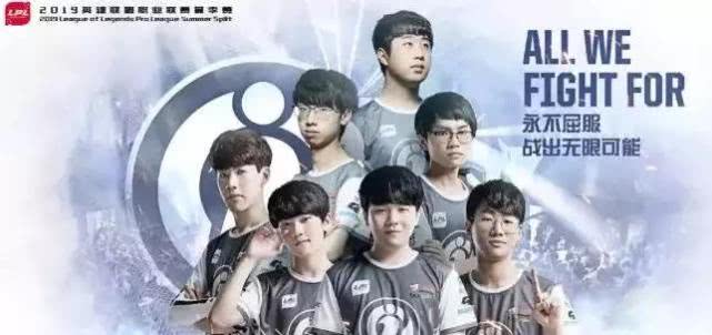 守型中場 守型中場